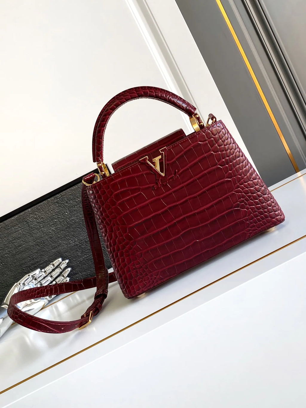 Leather 10.6 in Handbag M92173