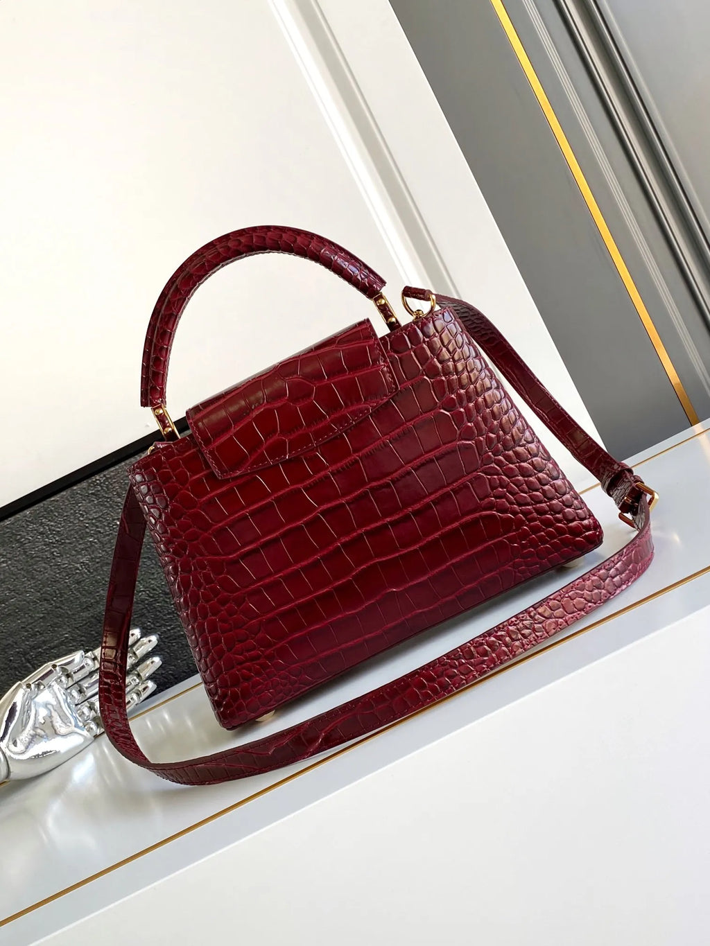 Leather 10.6 in Handbag M92173