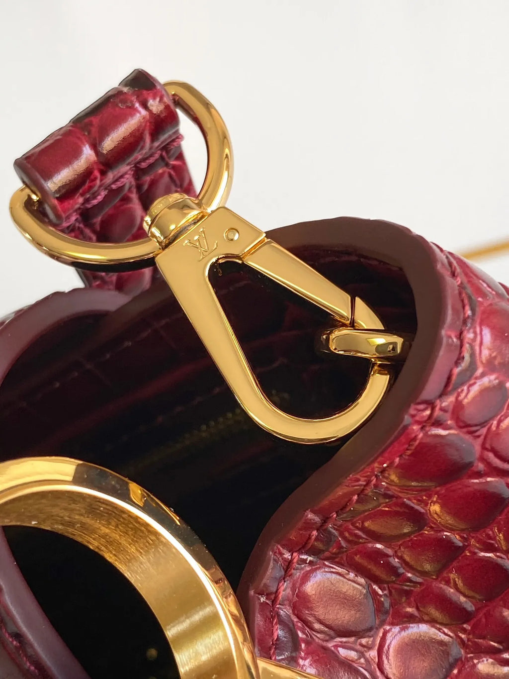 Leather 10.6 in Handbag M92173