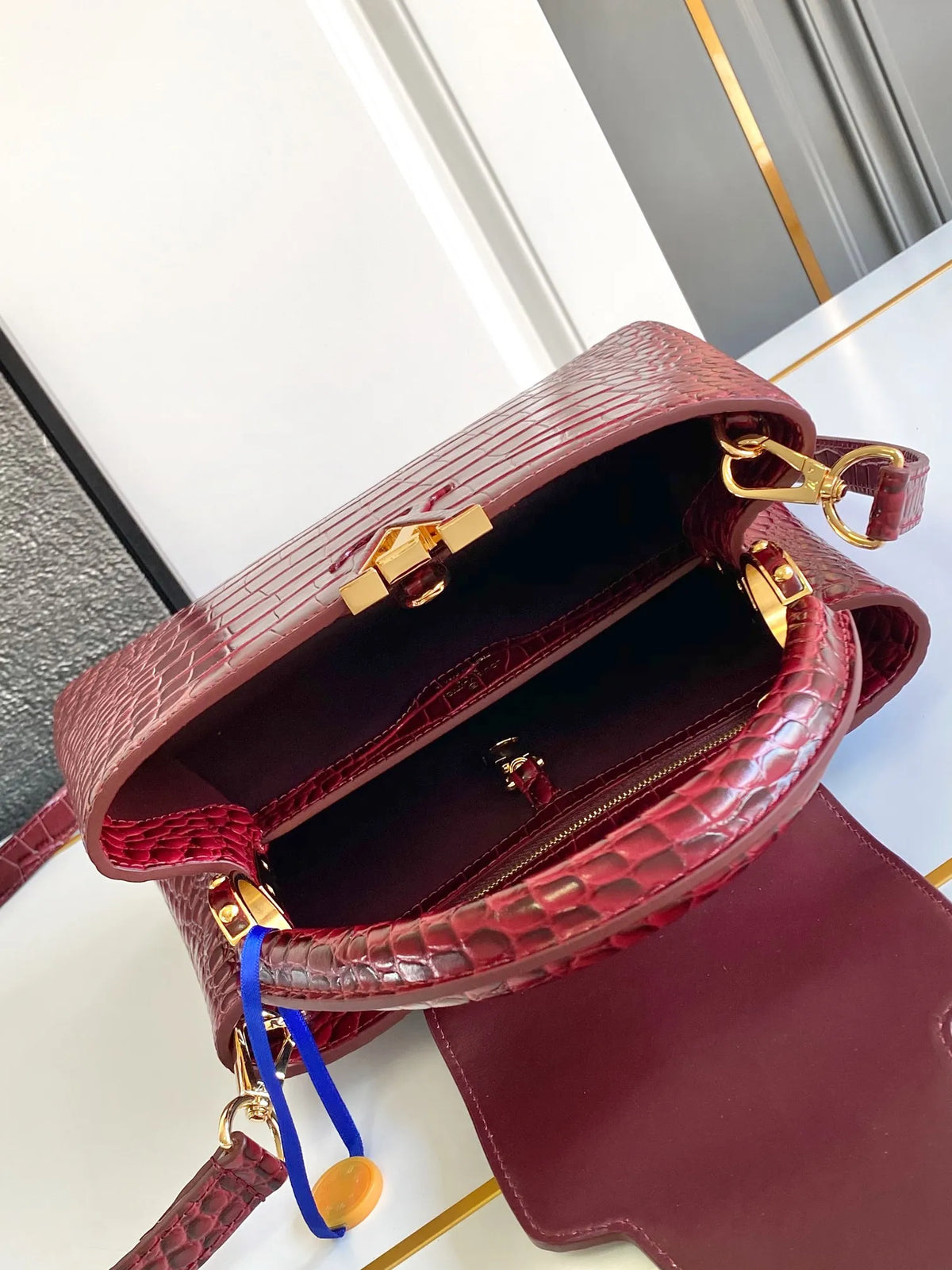 Leather 10.6 in Handbag M92173