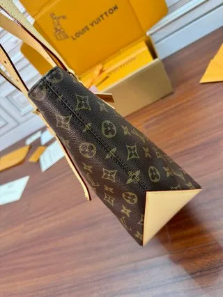 Louis Vuitton Diamond Pattern Leather Bag M12095