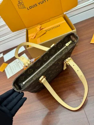 Louis Vuitton Diamond Pattern Leather Bag M12095
