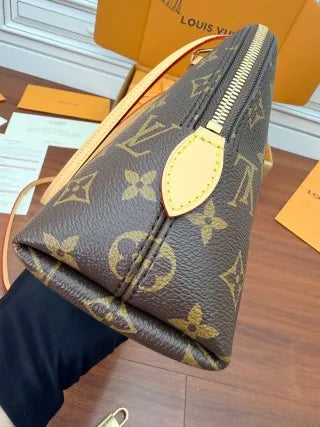 Louis Vuitton Diamond Pattern Leather Bag M28951