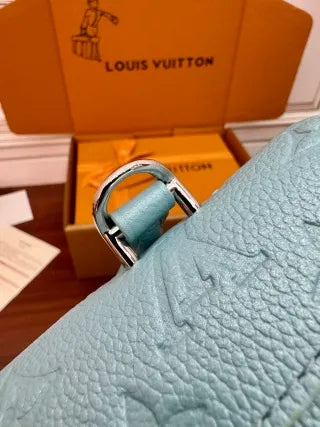 Louis Vuitton Italian Leather Bag M12211