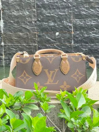 Louis Vuitton LEAN LEAN Leather Handbag M46653
