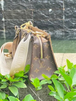 Louis Vuitton LEAN LEAN Leather Handbag M46653