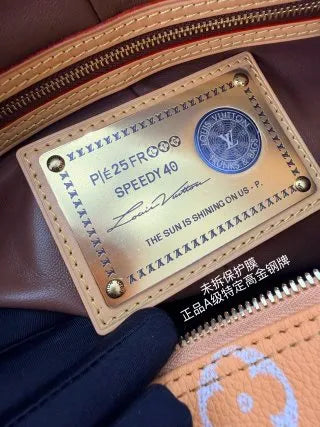 Louis Vuitton Leather Bag M13919