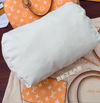 Louis Vuitton Leather Bag M13919