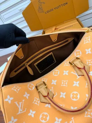 Louis Vuitton Leather Bag M13919