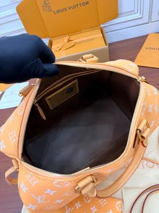 Louis Vuitton Leather Bag M13919