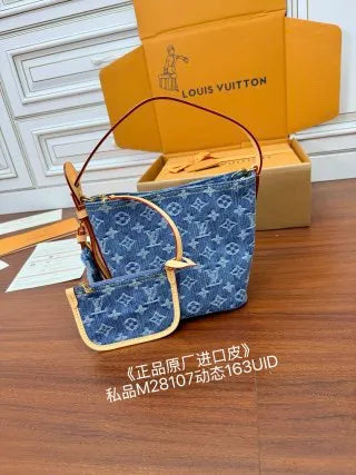 Louis Vuitton Leather Bag M28107