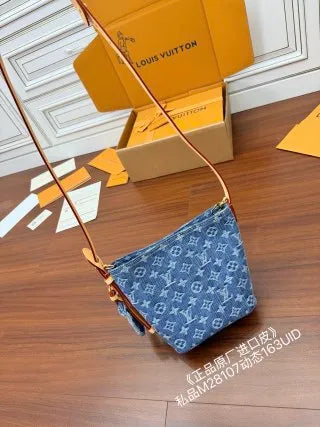 Louis Vuitton Leather Bag M28107
