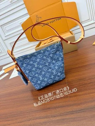 Louis Vuitton Leather Bag M28107