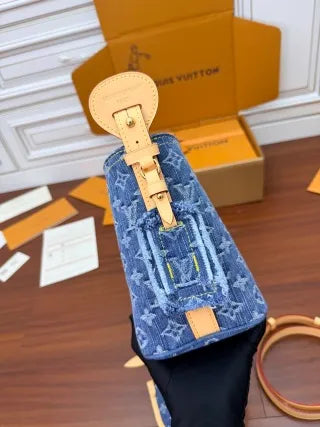 Louis Vuitton Leather Bag M28107