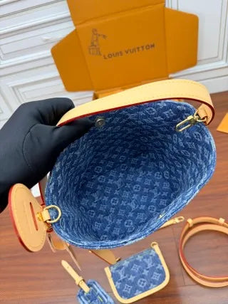 Louis Vuitton Leather Bag M28107