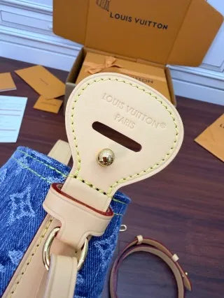 Louis Vuitton Leather Bag M28107