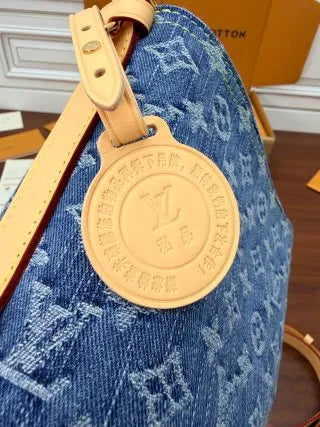 Louis Vuitton Leather Bag M28107