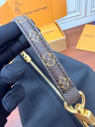Louis Vuitton Leather Bag M29195