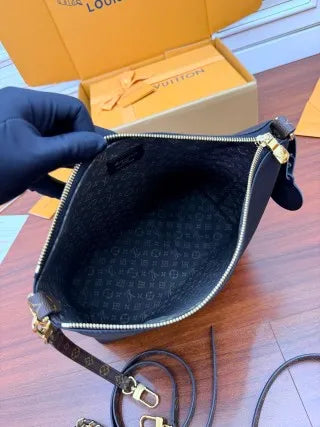 Louis Vuitton Leather Bag M29195