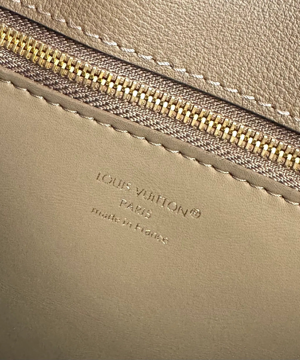 Louis Vuitton Vendôme Small Leather Handbag M27040
