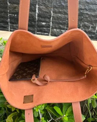 Low Key Cabas Medium Leather Handbag M25342 Brown