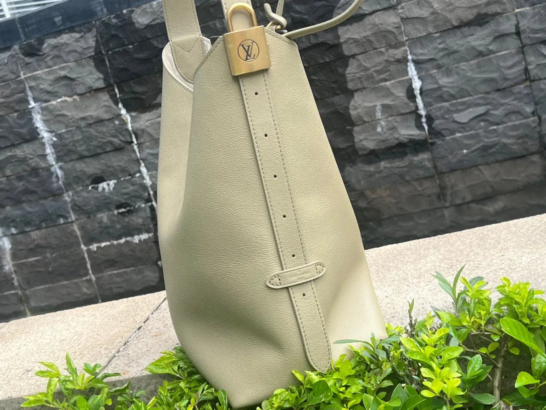 Low Key Hobo MM Leather Handbag Green