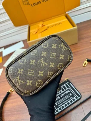 Diamond Vegetable-Tanned Leather 10.4 in Handbag M12099