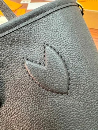 Diamond Vegetable-Tanned Leather 10.4 in Handbag M12099