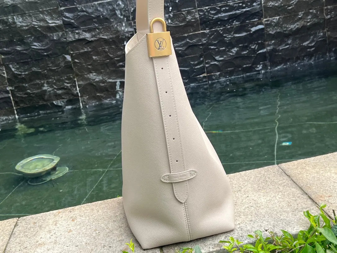 Low Key Hobo MM Leather Handbag White