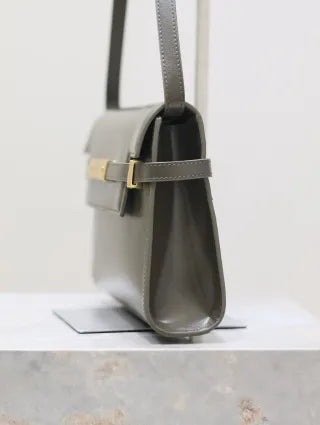 Manhattan Leather 9.4 in Shoulder Bag 675626