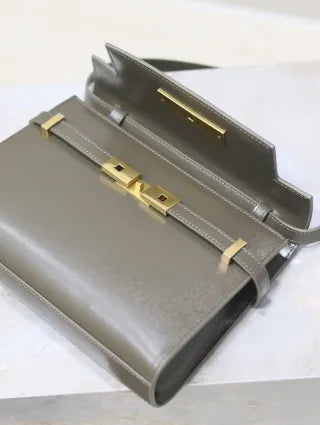 Manhattan Leather 9.4 in Shoulder Bag 675626