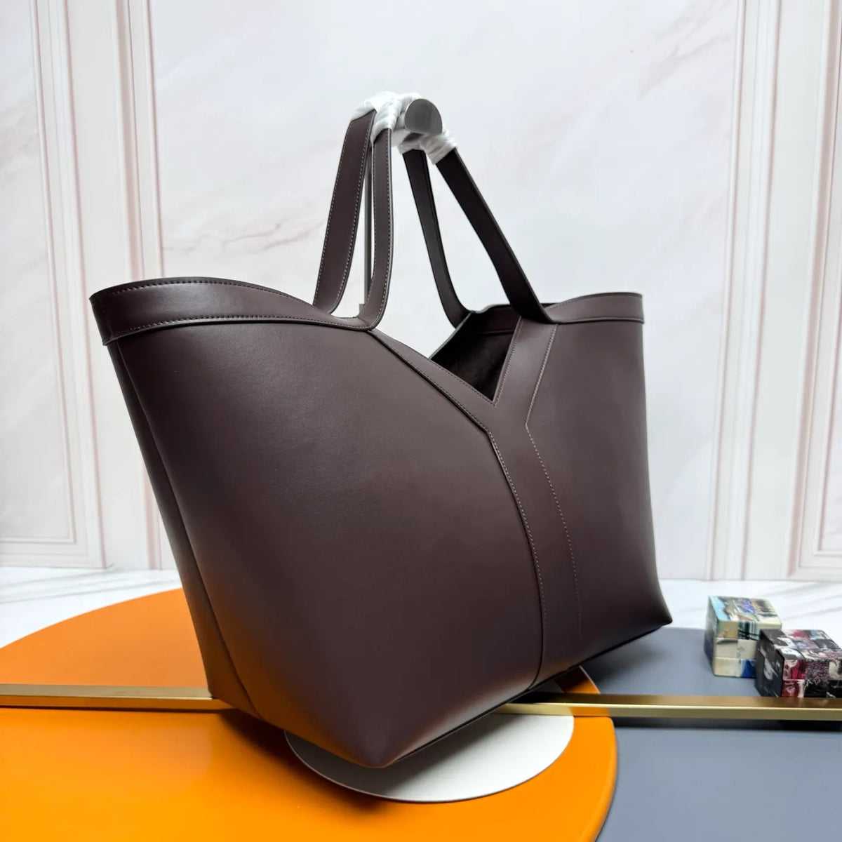 Y 15.4 in Leather Tote Bag 817602