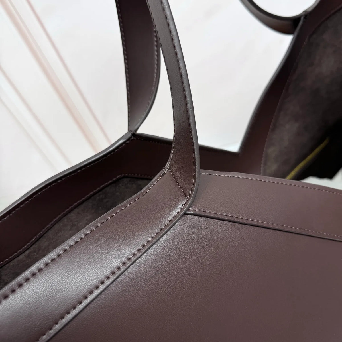 Y 15.4 in Leather Tote Bag 817602