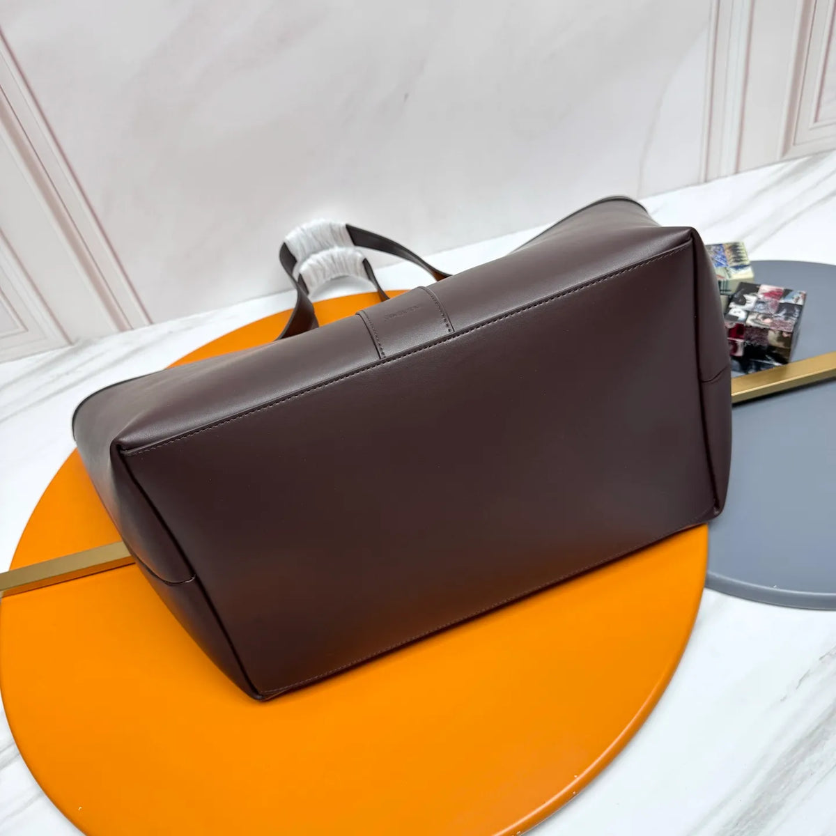 Y 15.4 in Leather Tote Bag 817602