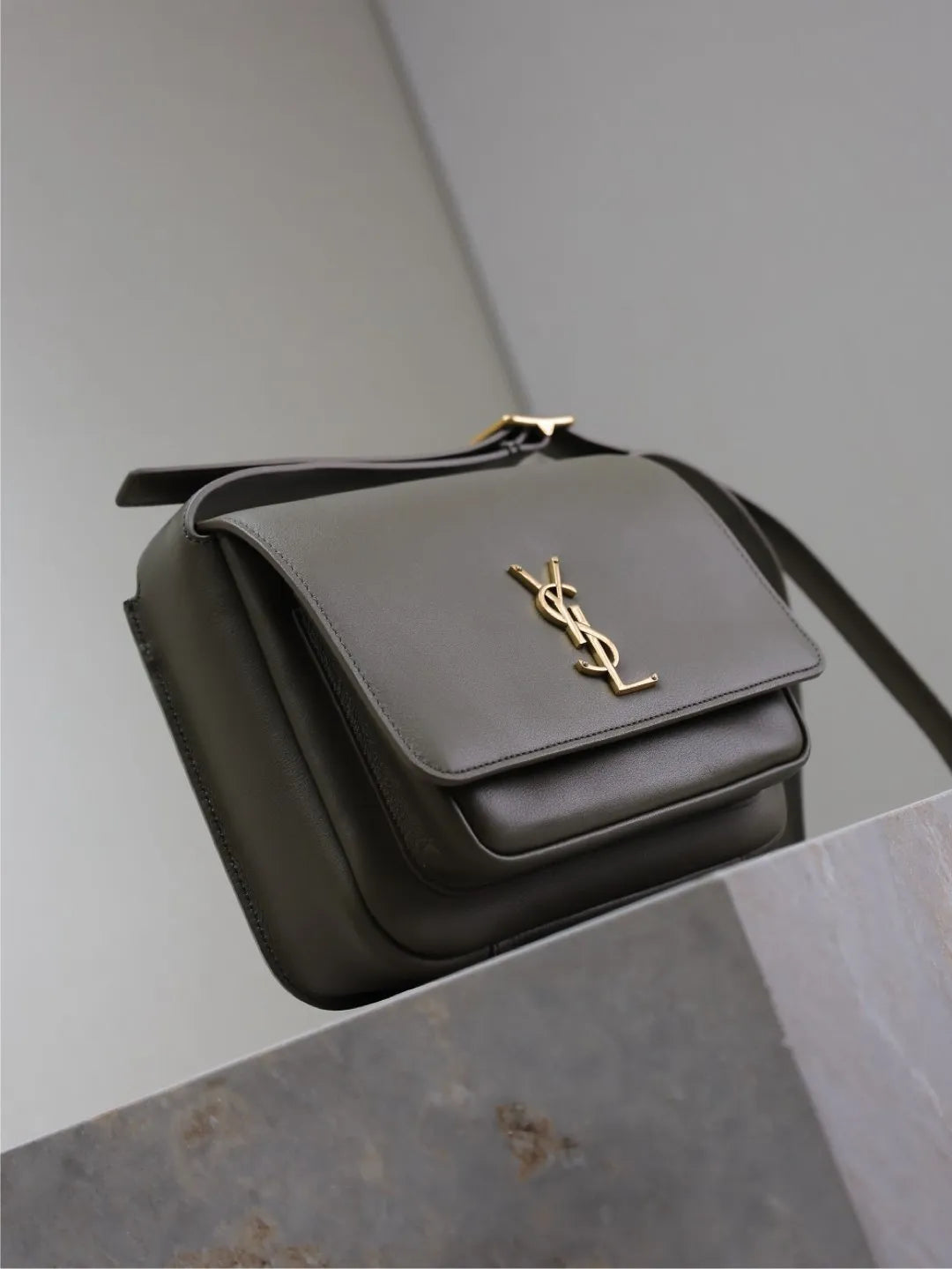 Niki Baby Leather 8.7 in Shoulder Bag 633151-1