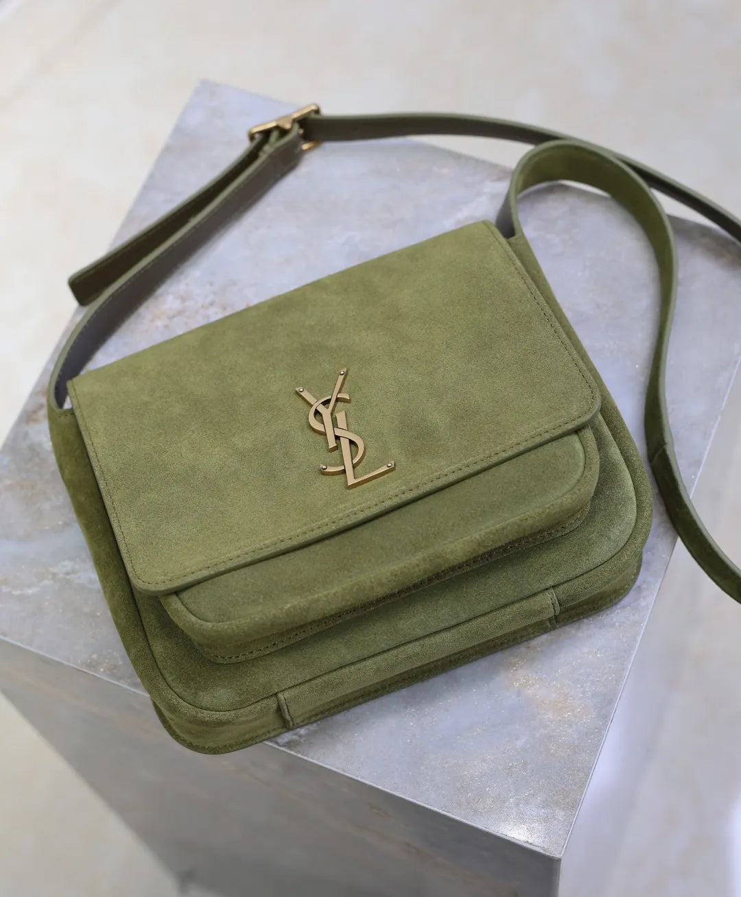 Niki Baby Suede 8.7 in Shoulder Bag 633151-1