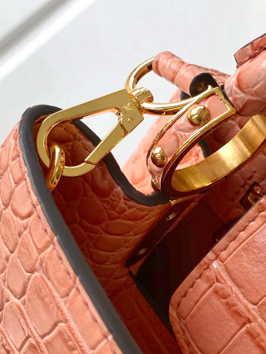 Premium Leather 10.6 in Handbag M92173