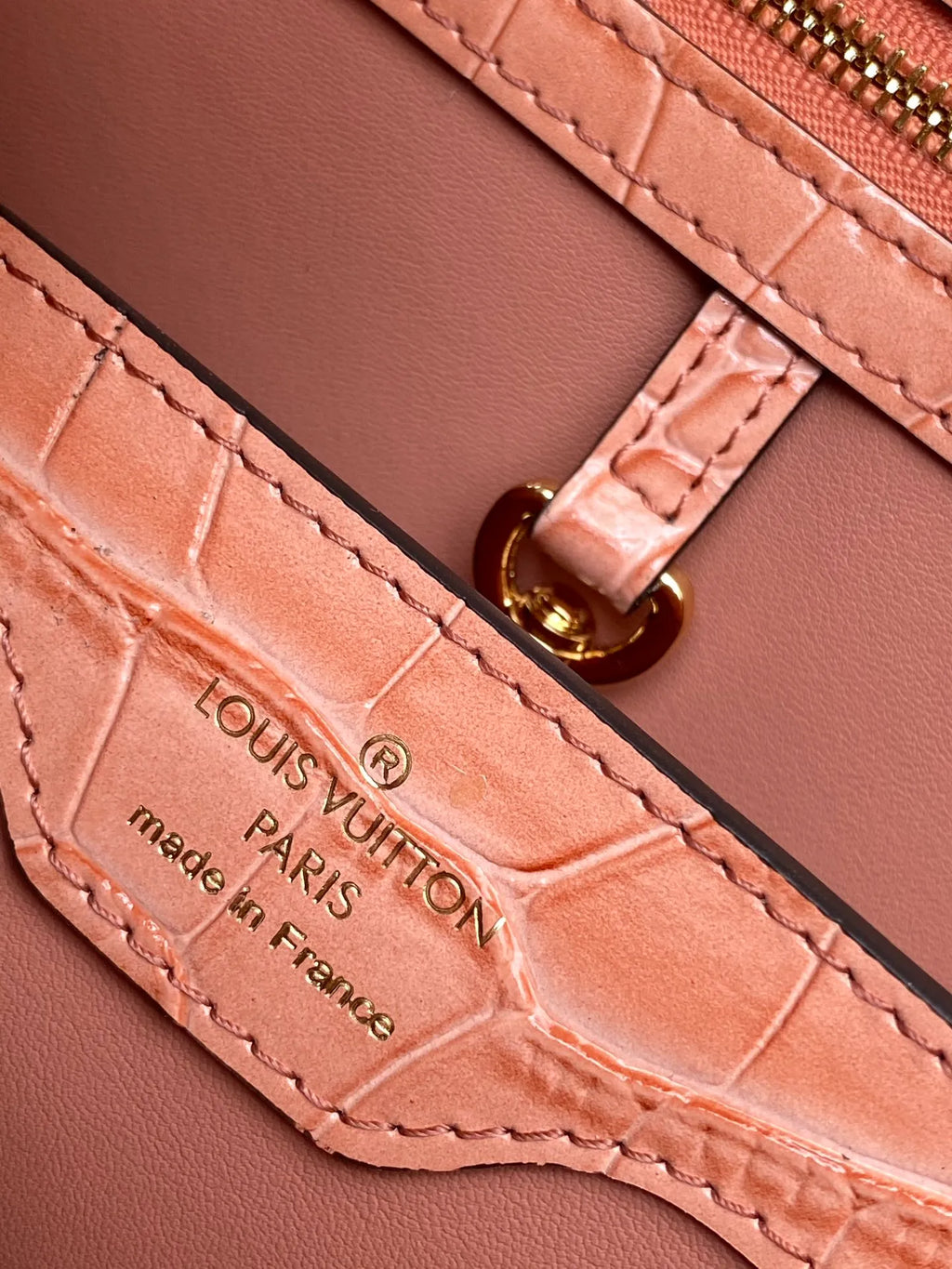 Premium Leather 10.6 in Handbag M92173