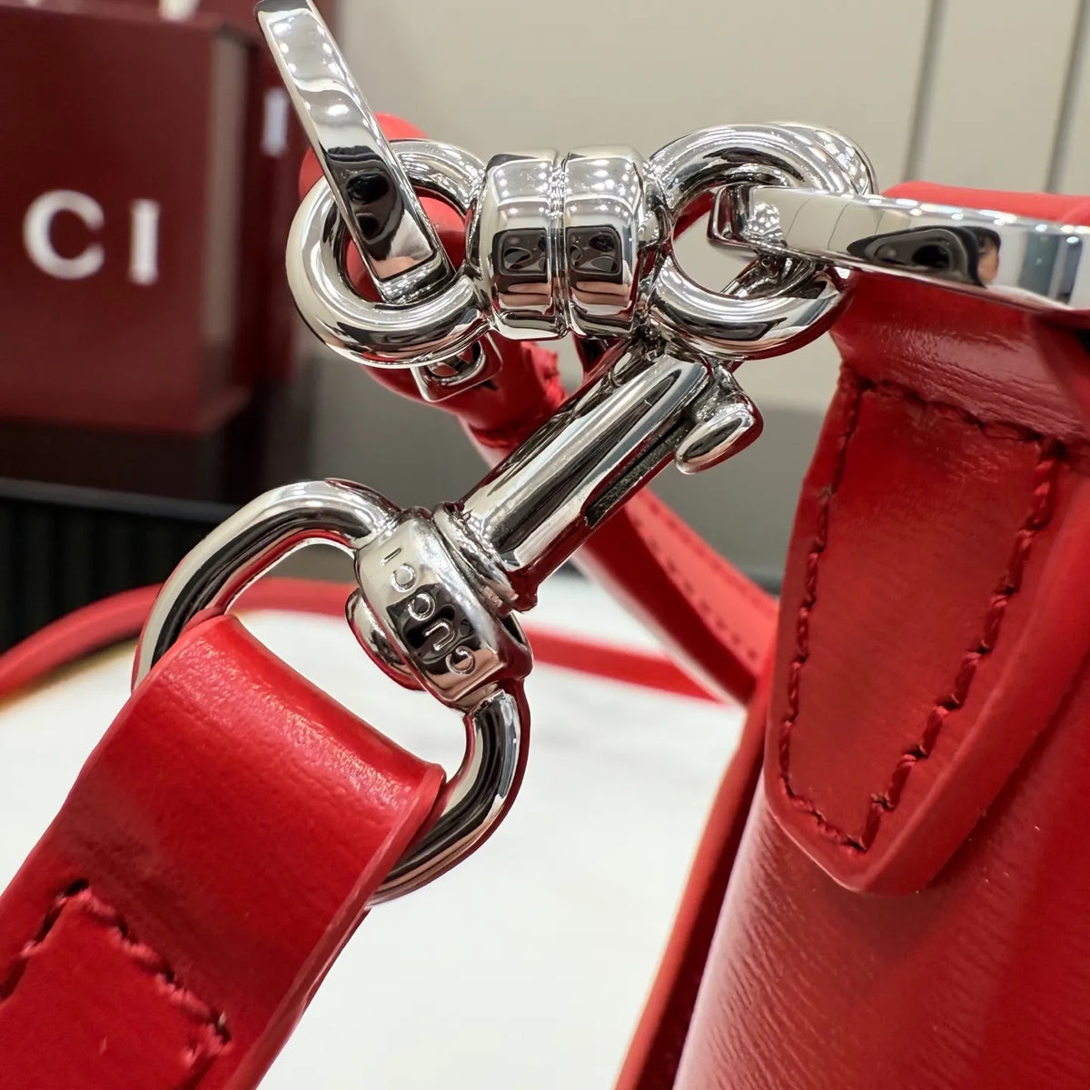 Primavera Glossy Leather 10.8 in Handbag 838179