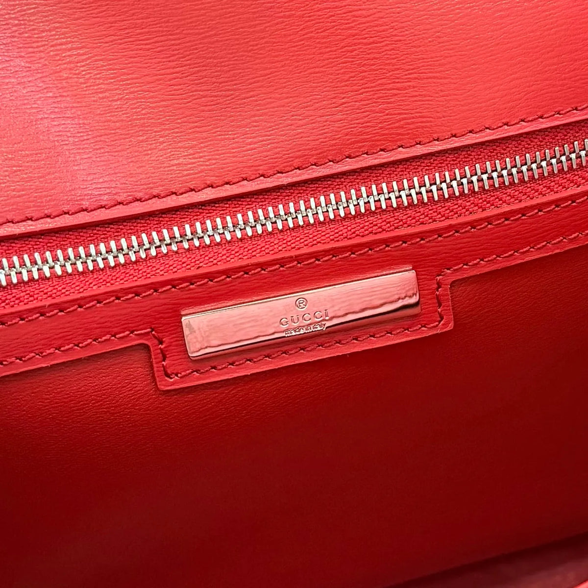 Primavera Glossy Leather 10.8 in Handbag 838179