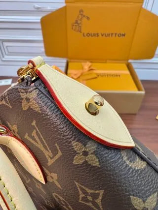 Quilted Italian Leather 7.5 in Handbag M12019