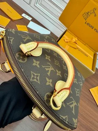 Quilted Italian Leather 7.5 in Handbag M12019