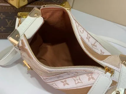 Side Trunk Monogram Dune 9.3 in Handbag M29666