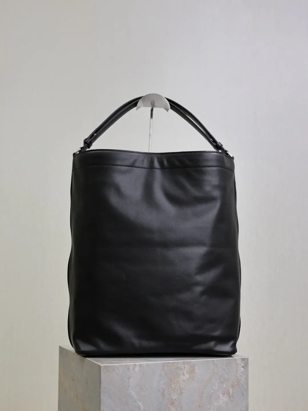 TAG Smooth Saddle Leather 15.7 in Hobo Tote Bag 797748