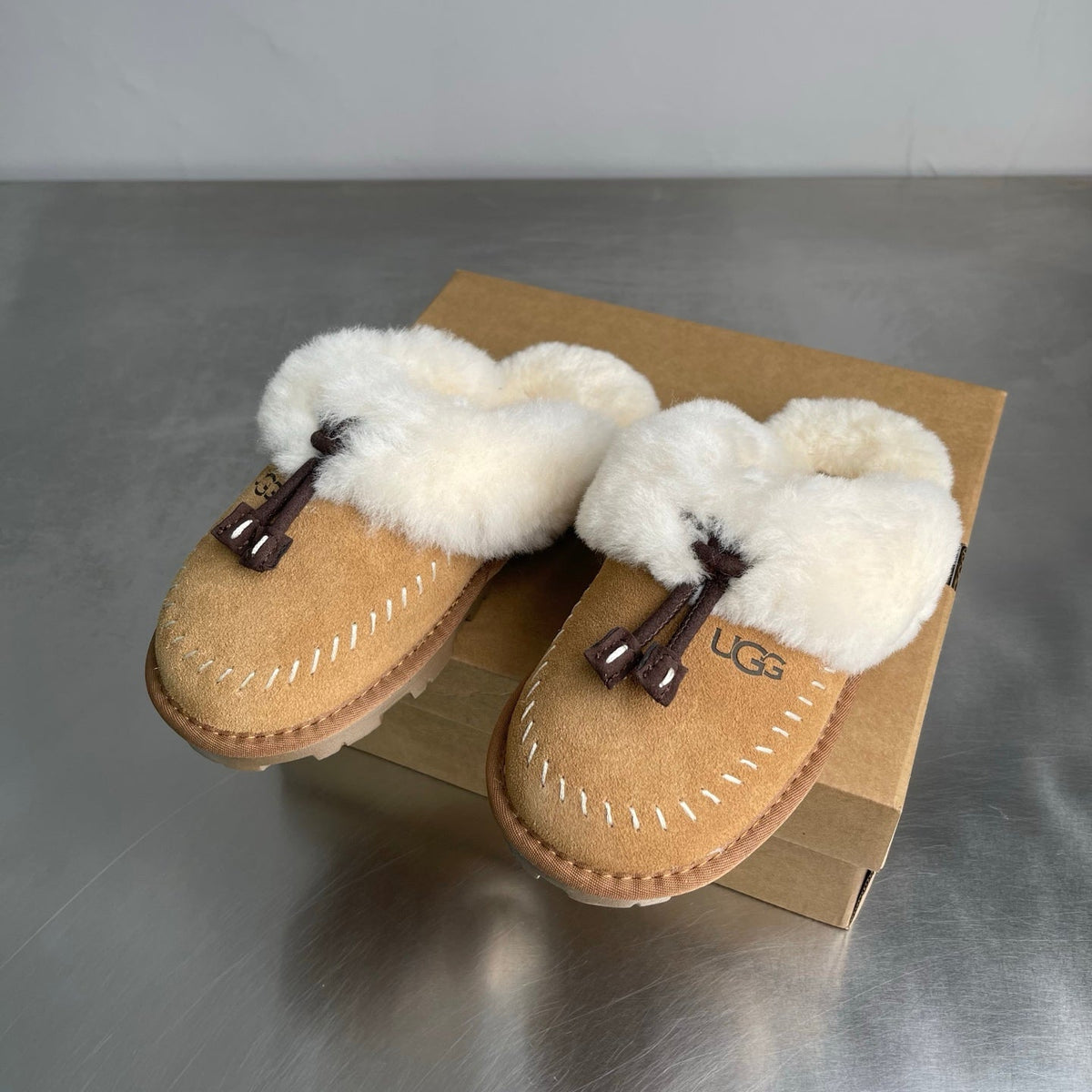 UGG Slipper Evolution Women's Closed Toe Slippers