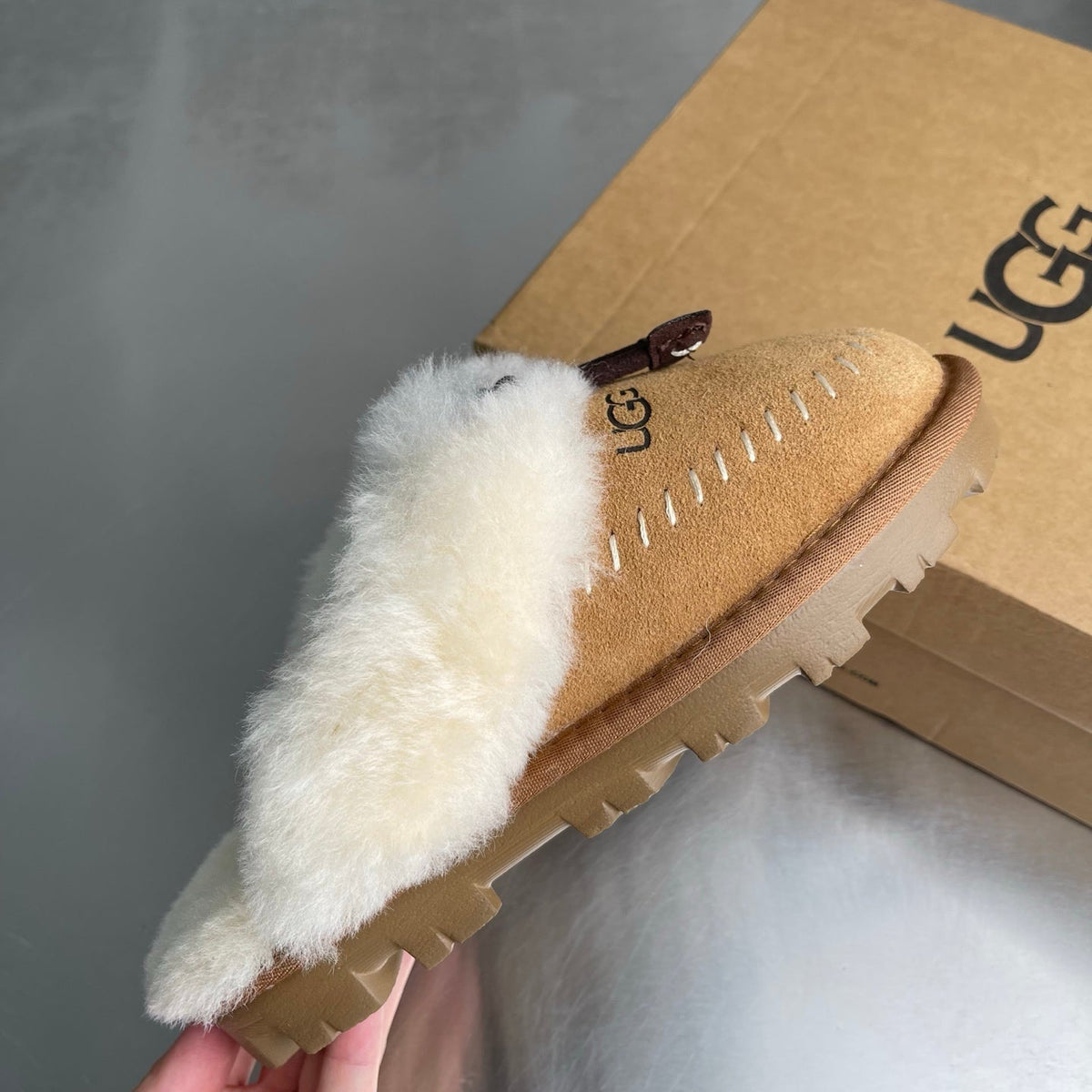 UGG Slipper Evolution Women's Closed Toe Slippers
