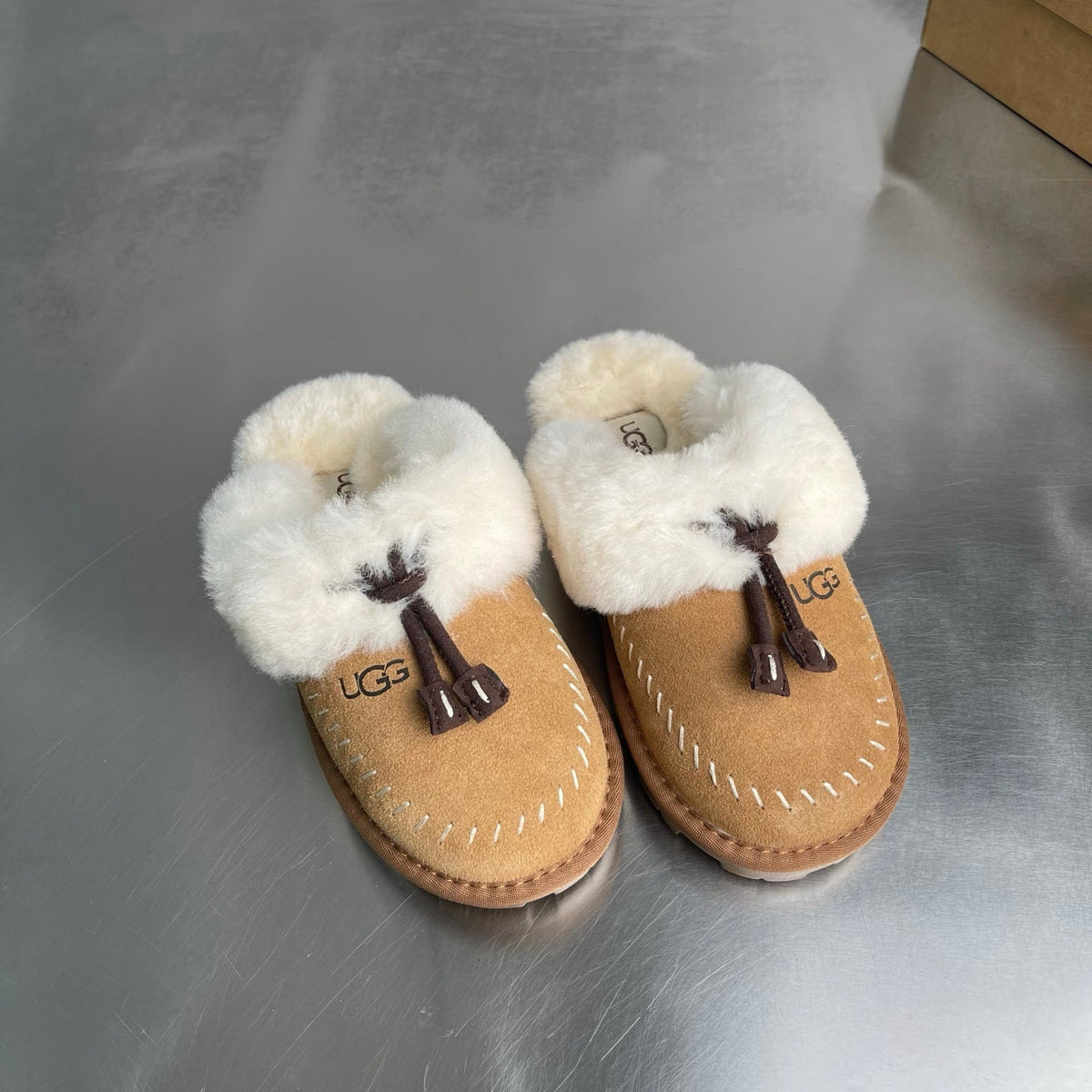 UGG Slipper Evolution Women's Closed Toe Slippers
