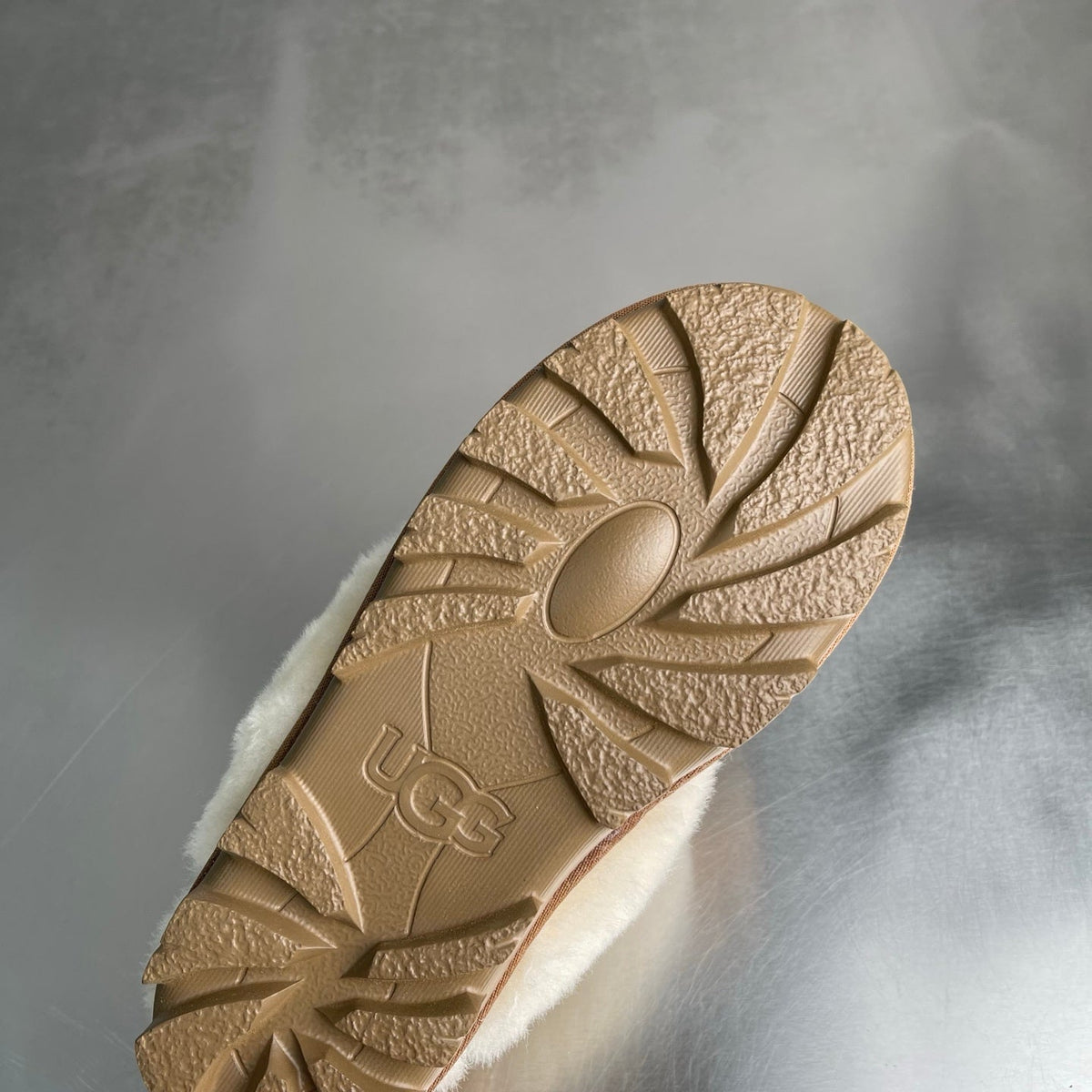 UGG Slipper Evolution Women's Closed Toe Slippers