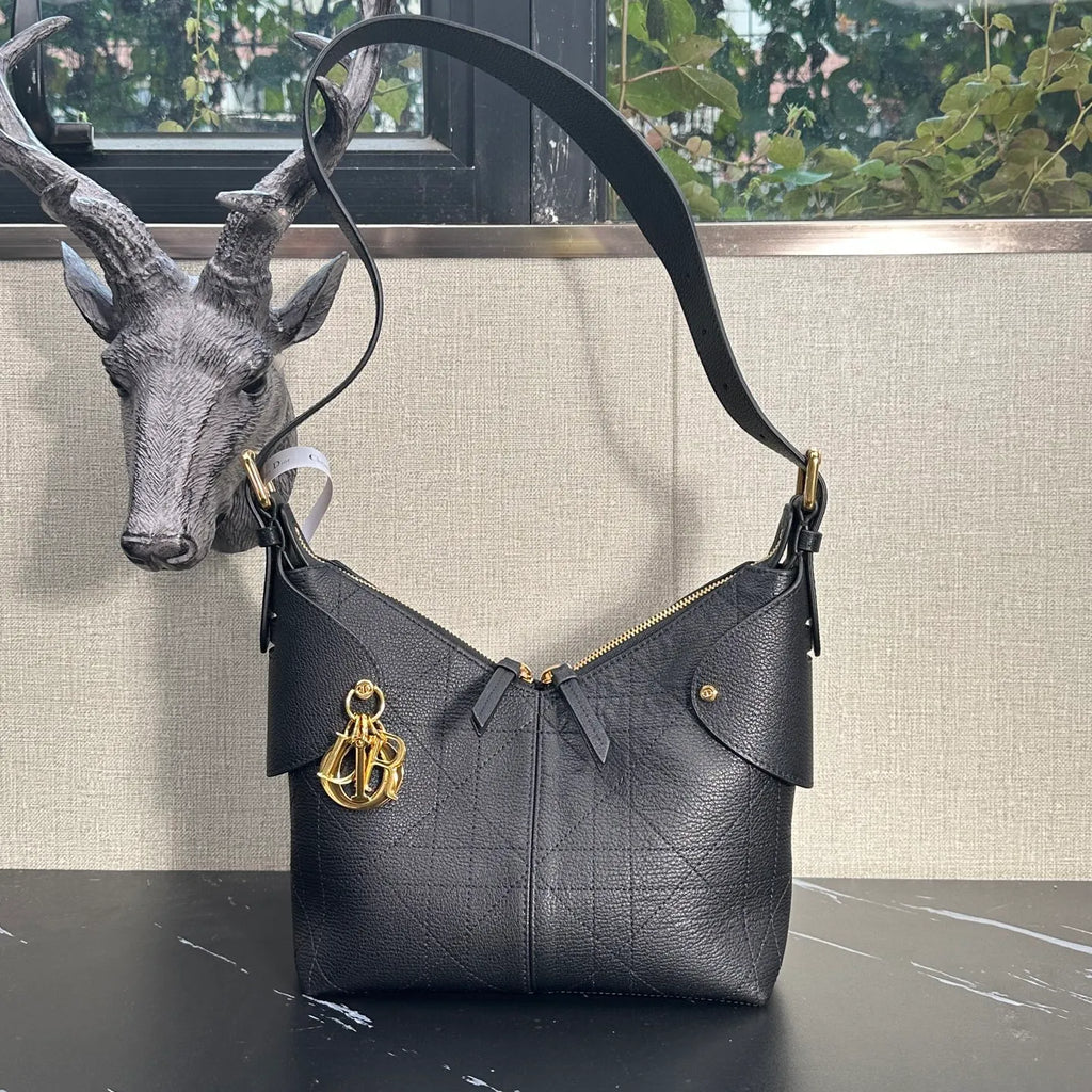 Voyage 8.7 in Leather Handbag 2845