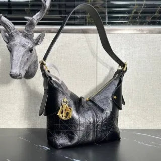 Voyage 8.7 in Leather Handbag 2845